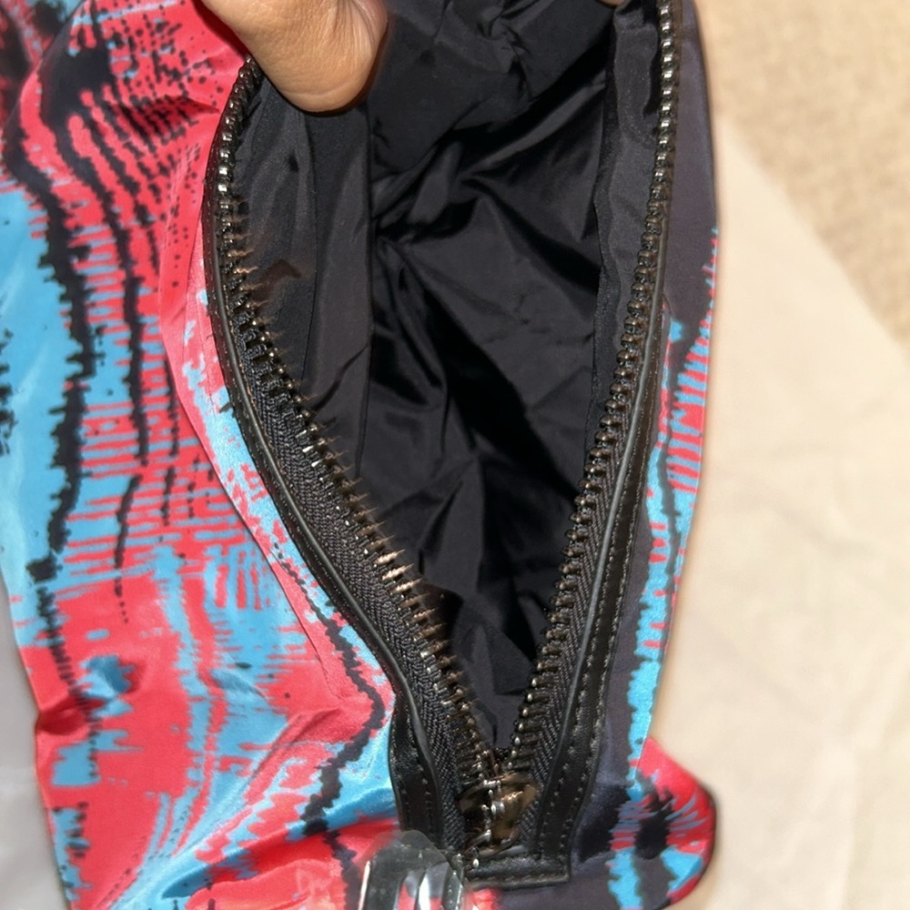 NEW Fabletics Hermosa Sling Tote in Heat Wave Print - Picture 6 of 9